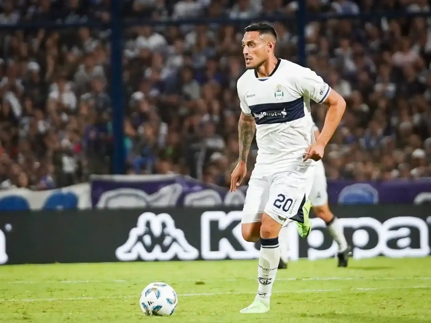 Yonathan Cabral jugando para Gimnasia de La Plata