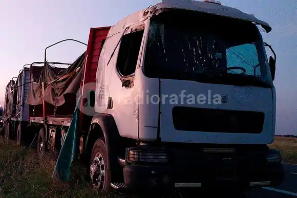 Volcó un camión en la Ruta Nacional 19 y tuvieron que intervenir los Bomberos
