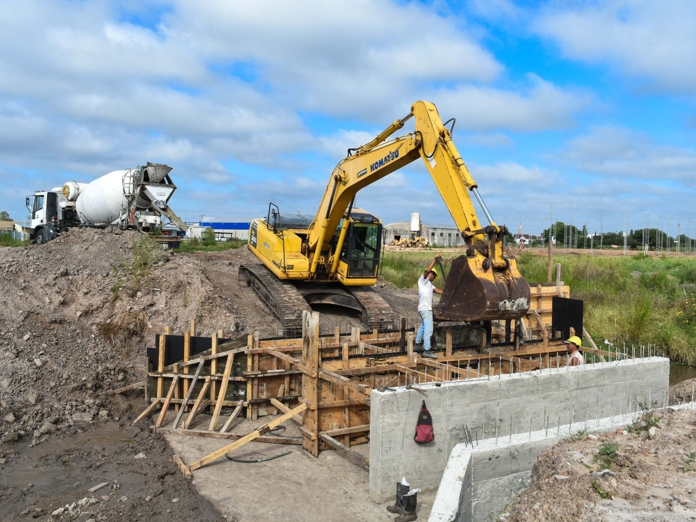 Avances en obras públicas: pavimentación, badenes y sistema de compuertas