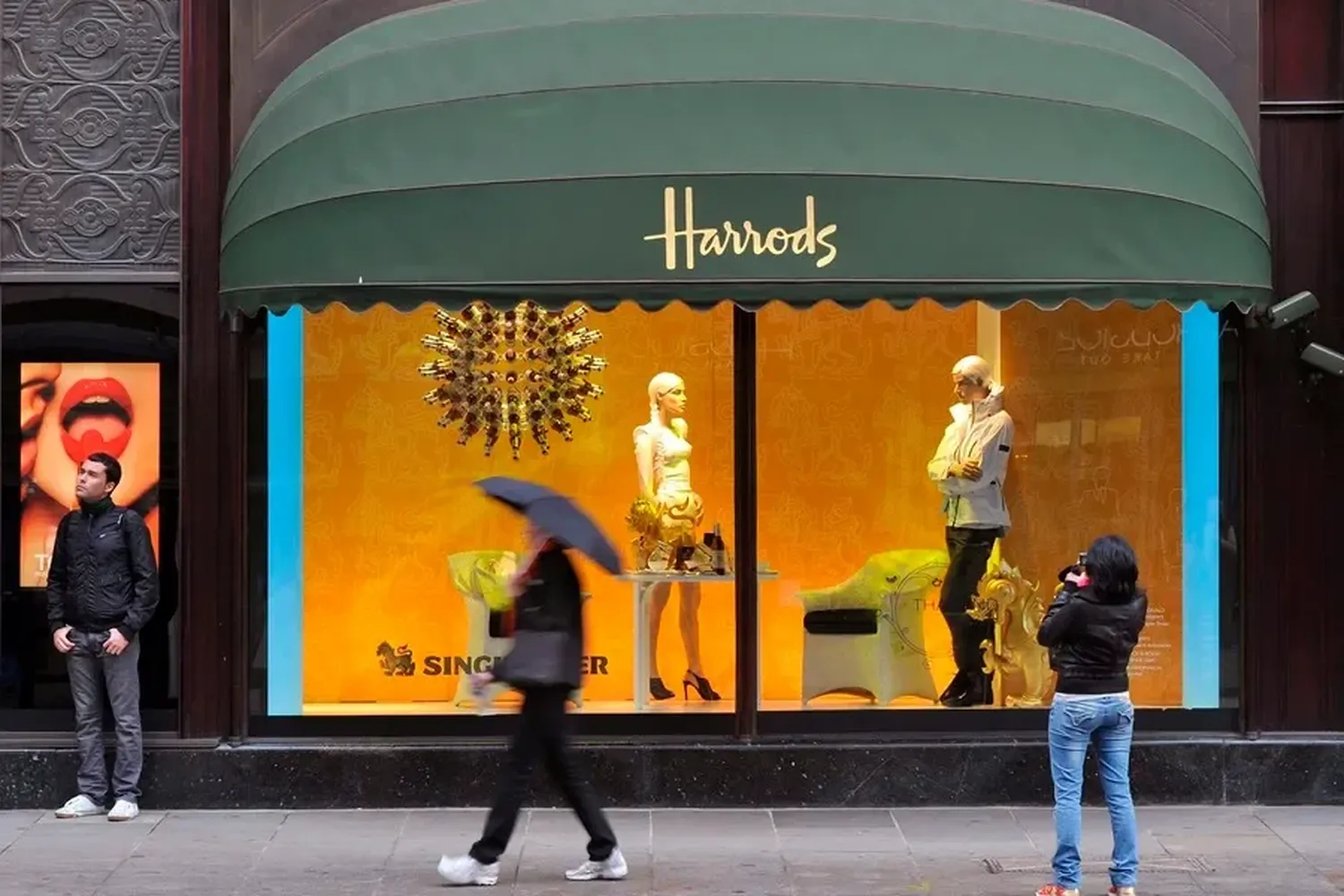 Una mujer fotografía un escaparate de los almacenes Harrods en Londres, Reino Unido. EFE/Daniel Deme