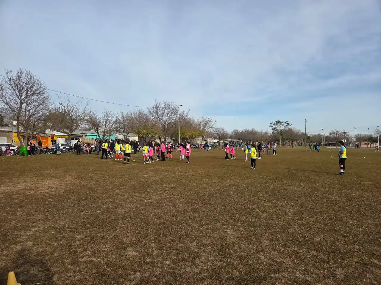 Más de 200 chicos participaron del segundo encuentro barrial de hockey en barrio Mora