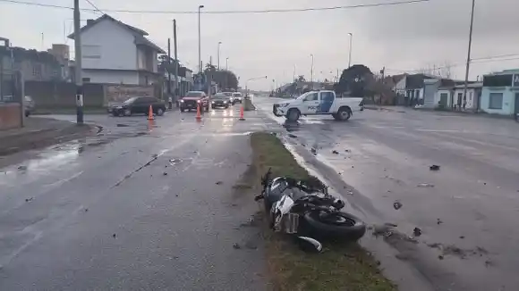 Motociclista se fracturó la muñeca en un accidente en la avenida Luro