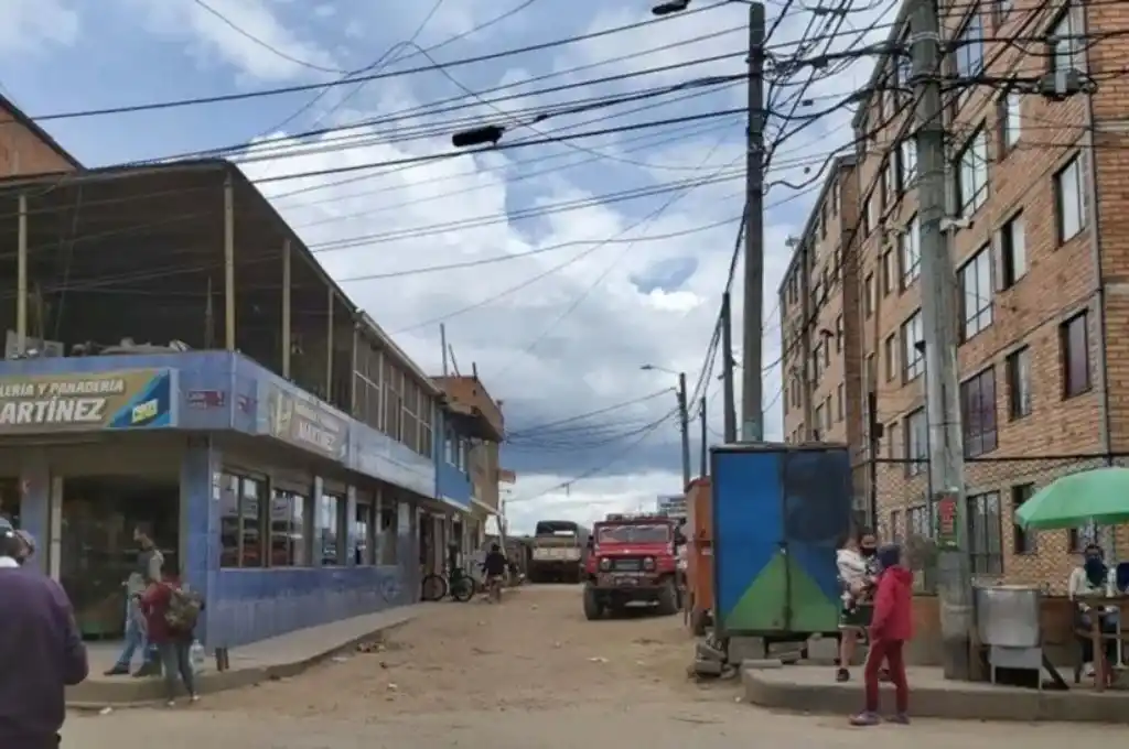 Apuñaló a dos hombres porque miraban a su novia