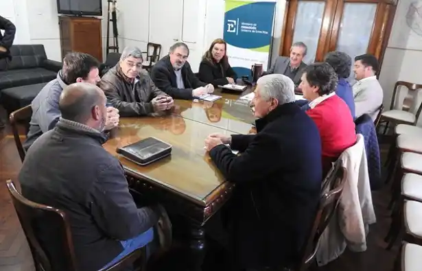 Gobierno y ruralistas: trabajo conjunto para mejorar la red de caminos