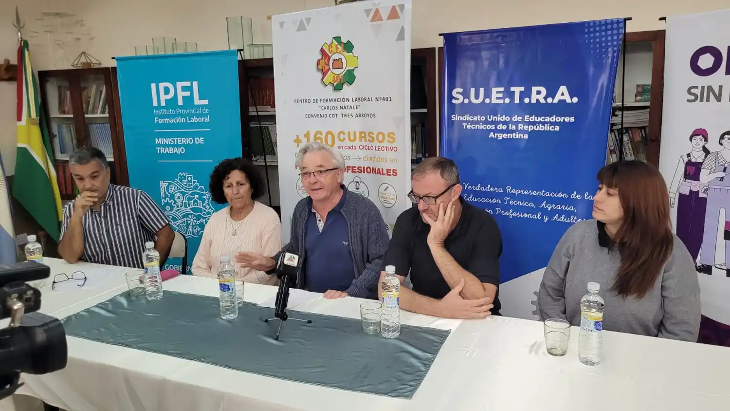 Marcelo Perilli, de Gesta; Nora Rodríguez, regente del Centro de Formación Laboral 401; Horacio Pili, director; Pablo Escudero, de Policoop; y Belén Pereyra, de Cerealcoop; brindaron una conferencia de prensa