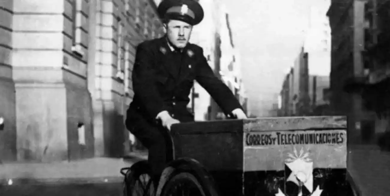 Cartero en triciclo, Buenos Aires c. 1930. Fuente: Archivo General de la Nación Argentina