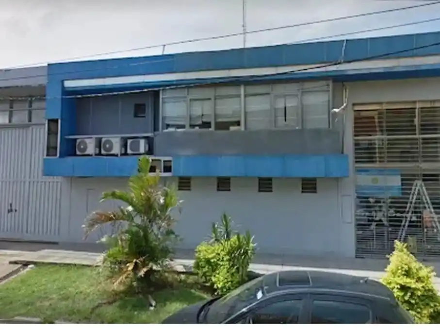 Los delincuentes accedieron al interior de la fábrica tras violentar una ventana.