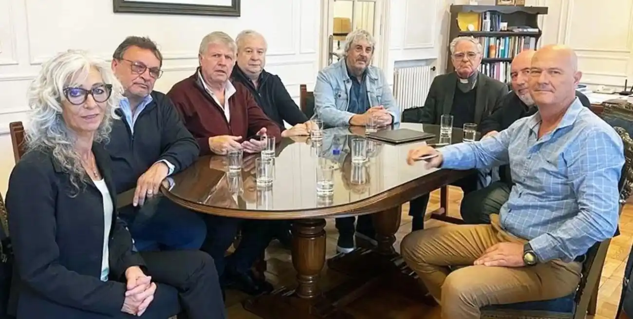 “Notamos a Monseñor Ojea preocupado por un clima de fractura social producto de políticas de ajuste del Gobierno”, expresó Sergio Romero al finalizar la reunión.