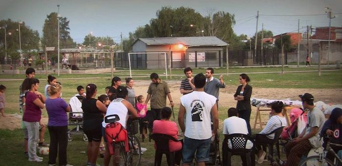 Martín Gianella entregó material deportivo a club barrial en Benavídez