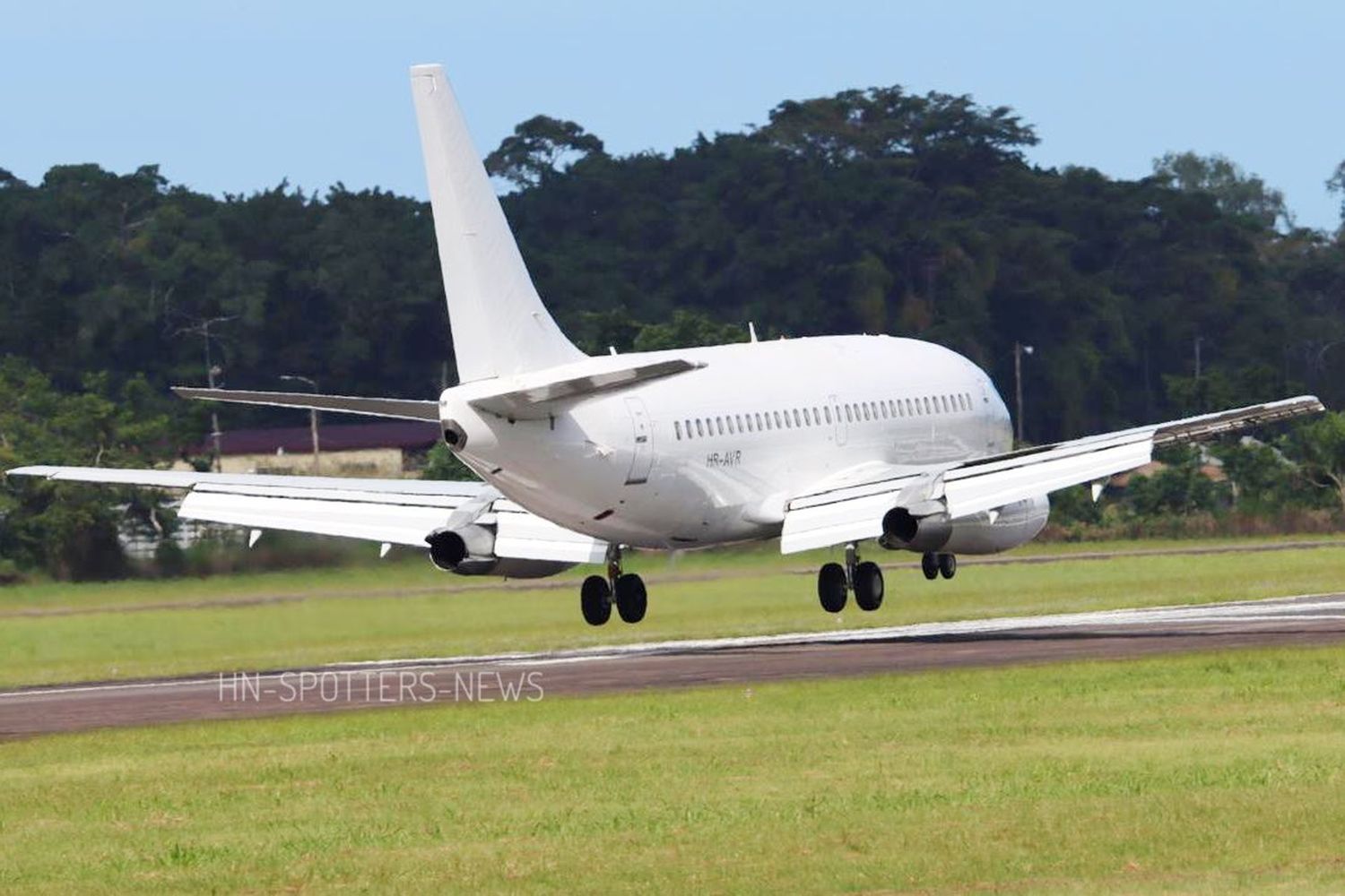 Regresa un clásico: Boeing 737-200 de una aerolínea de Honduras vuelve a volar tras tres años en almacenamiento