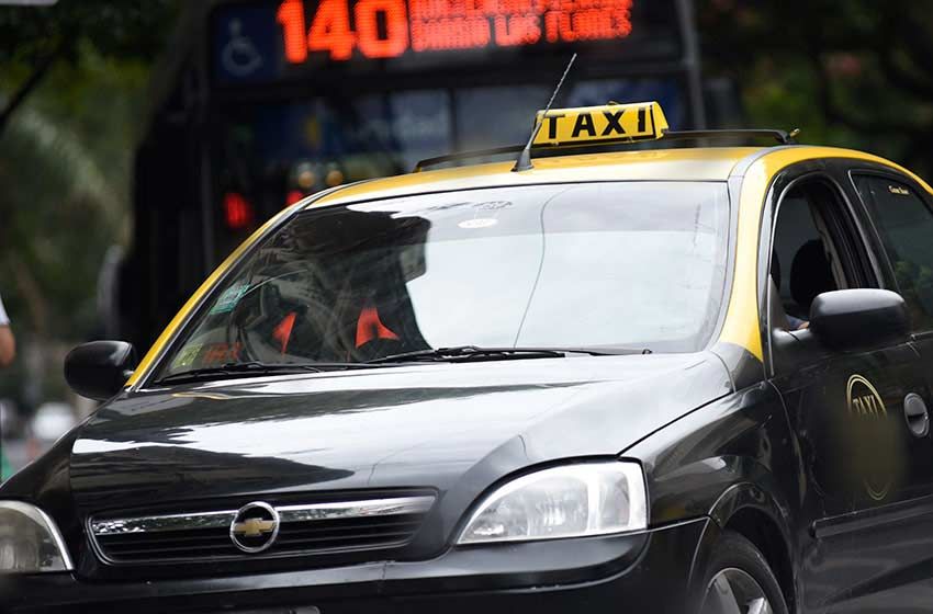 Un taxista golpeó, atropelló y le robó a un joven