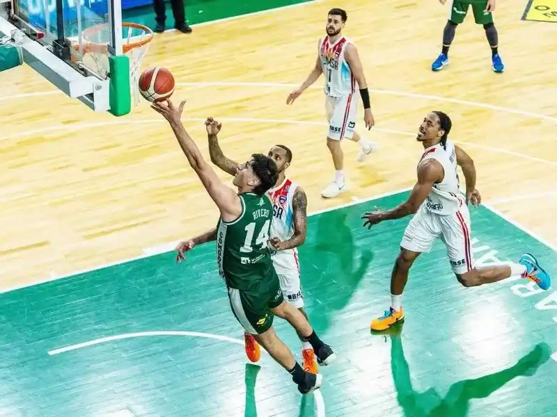 Gimnasia le ganó a Quimsa y
quedó a un triunfo del título