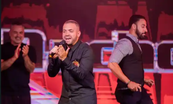 Nacho canta en la presentación de The Voice RD