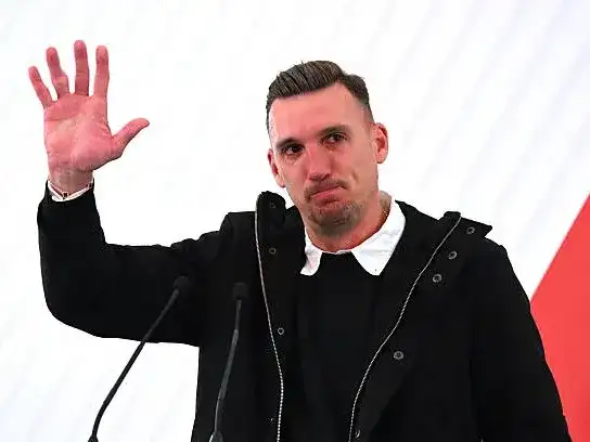 Armani durante la emotiva conferencia de prensa.
