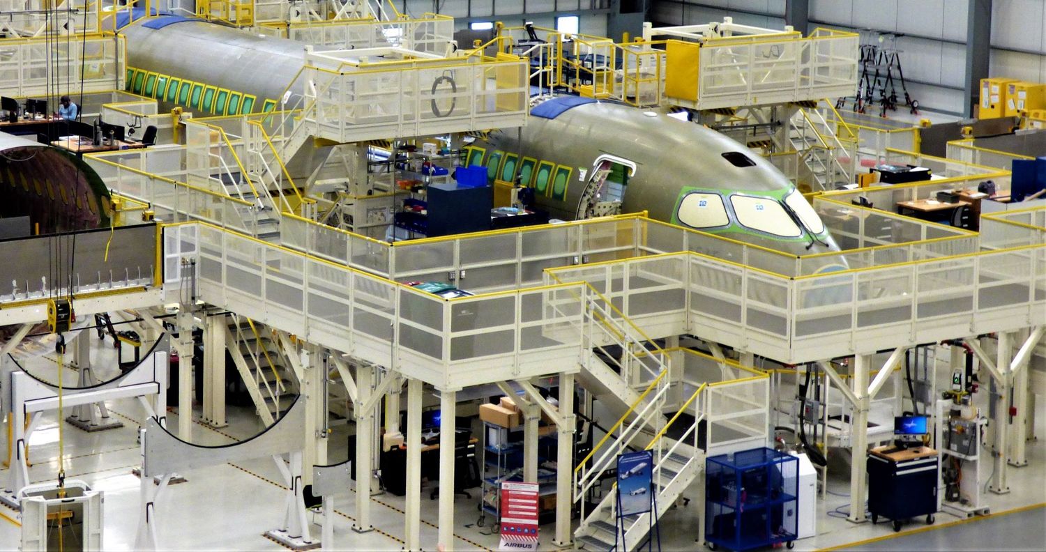 Airbus mantiene su ventaja: superó las 300 entregas en el primer semestre y muestra un sólido desempeño en junio