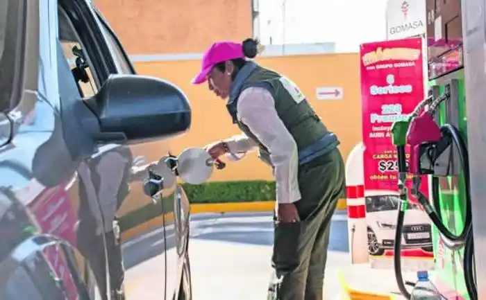 Empleada será indemnizada por una estación de servicio que la obligaba a usar calzas