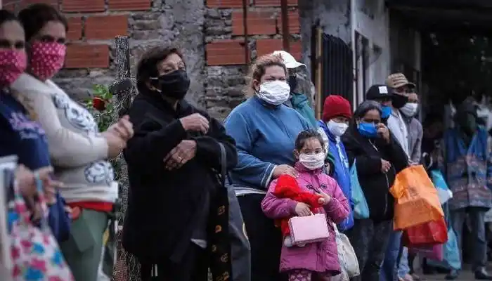 Un informe de la UCA aseguró que 5 de cada 10 empleados dejó de trabajar en el país