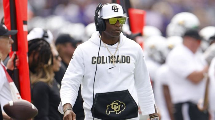 Deion Sanders jugó al béisbol y al fútbol americano y hoy es entrenador (Vía: Yahoo Sports).