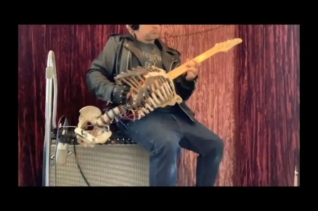 Rinde homenaje a su difunto tío construyendo una guitarra con su esqueleto
