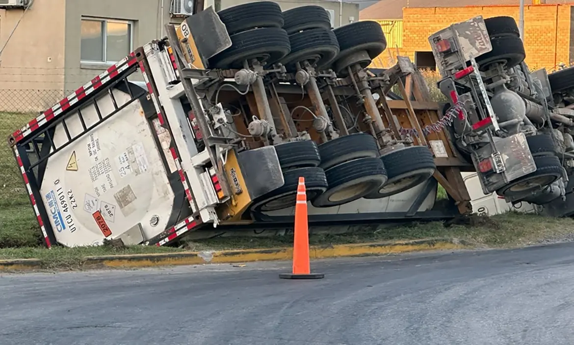 Volcó camión que transportaba productos tóxicos en el Parque Industrial