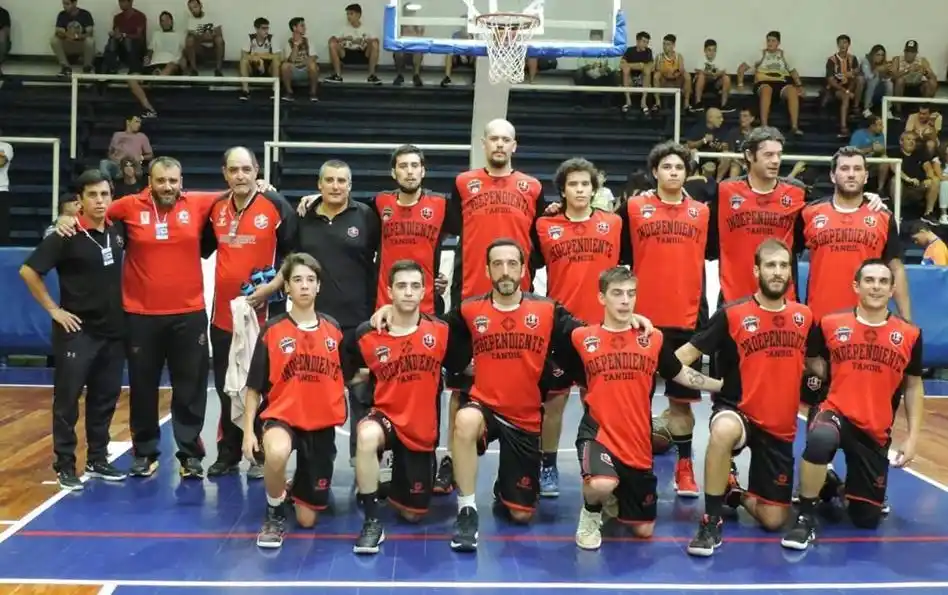 El rojinegro, en San Nicolás ’19. Facundo Prioletto (preparador físico), Juan Rusconi (asistente), Miguel Oliveri (utilero), Nicolás Rusconi (DT), Matías Gutkin, Jonathan Carabajal, Tobías Cervi, Francisco Saucedo, Juan Pablo Trapote y Gastón González. Homero Baretta, Gastón Di Salvo, Valerio Andrizzi, Santiago Dilascio, Lautaro Lanusse y Emmanuel Hartstock.
