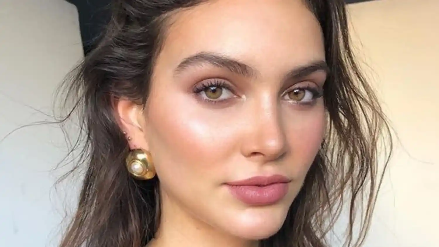 Todo lo que necesitás saber para resaltar tus ojos marrones con estilo