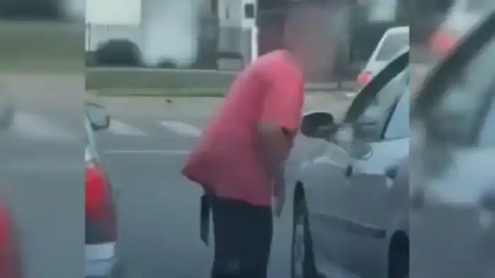 Suspendieron la licencia a una mujer que amenazó con una cuchilla a otro conductor en Santa Rosa