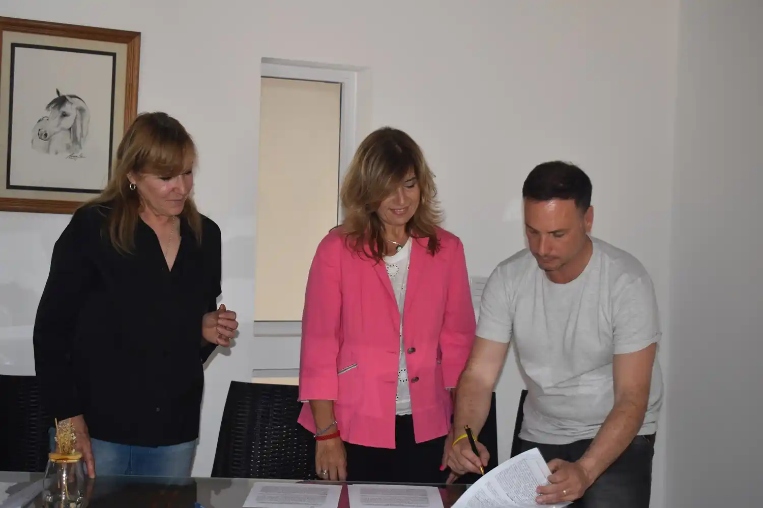 Bosco, Olivieri y Enrico en la firma de obras para la comunidad