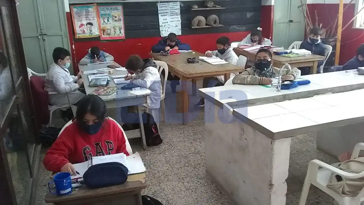 Tras 18 meses, volvió la presencialidad plena en las escuelas de la ciudad