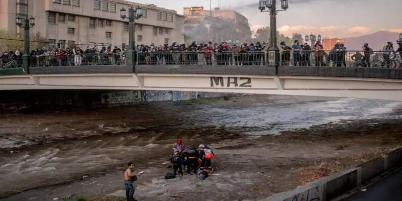 Joven lanzado a un río por un carabinero de Chile está estable