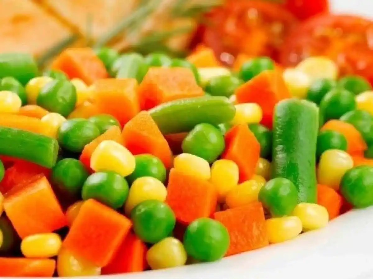 La ANMAT ordenó el retiro de enlatados de choclo y de una ensalada jardinera