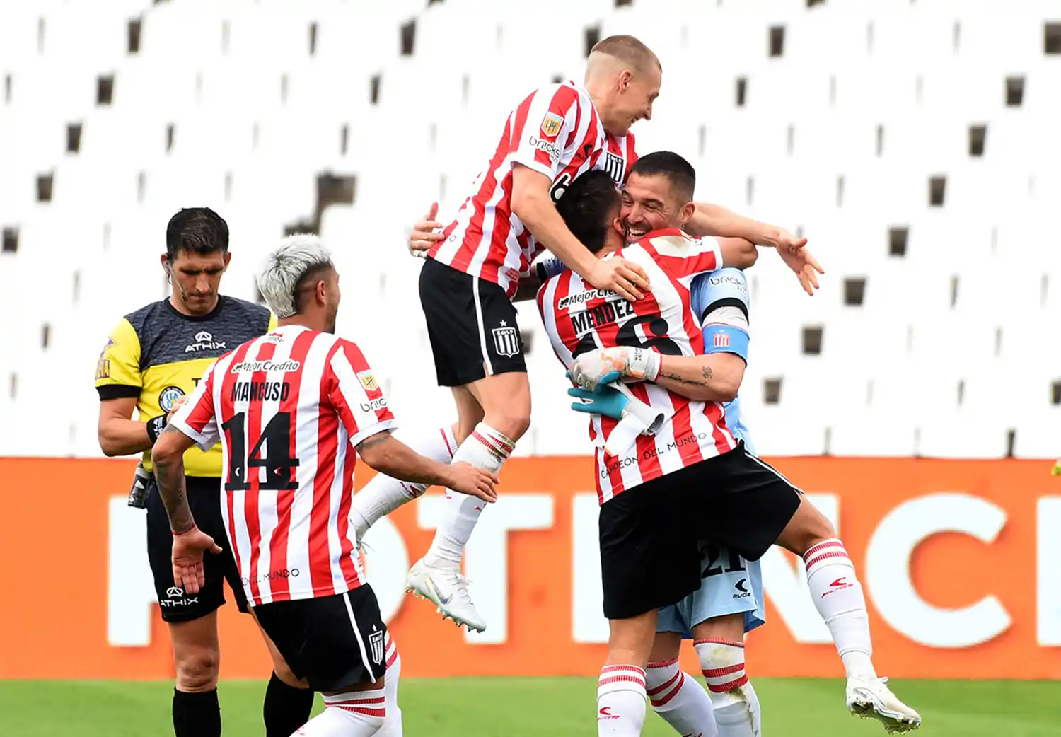 Los abrazos son para Andújar