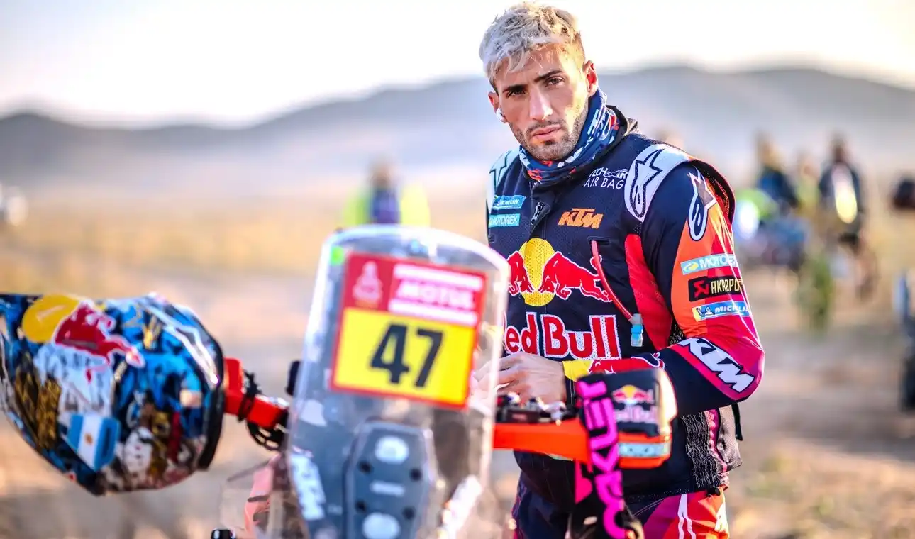 Kevin Benavides como campeón del Dakar 2023