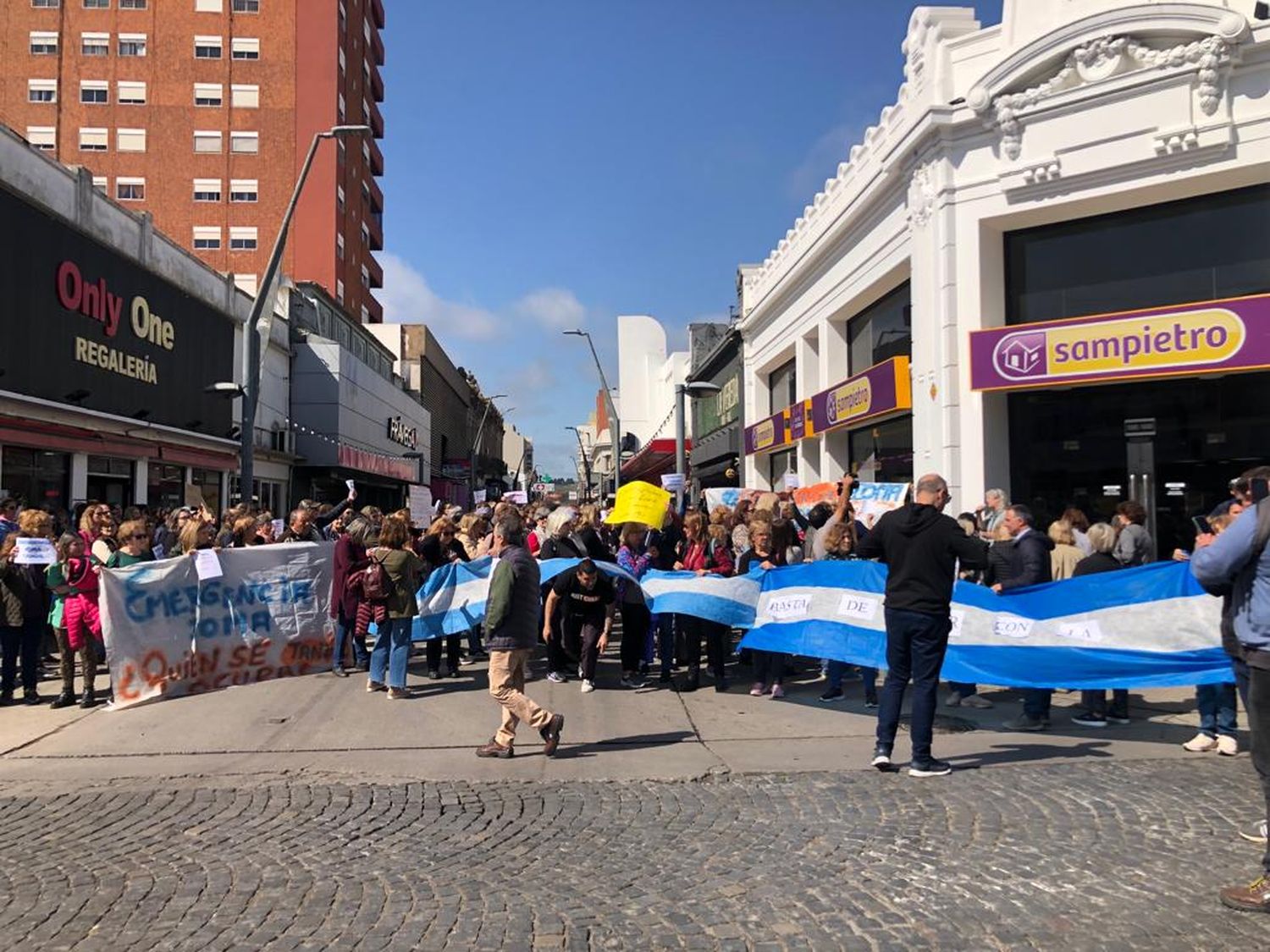 Cientos de tandilenses se manifestaron en 9 de Julio y San Martín.