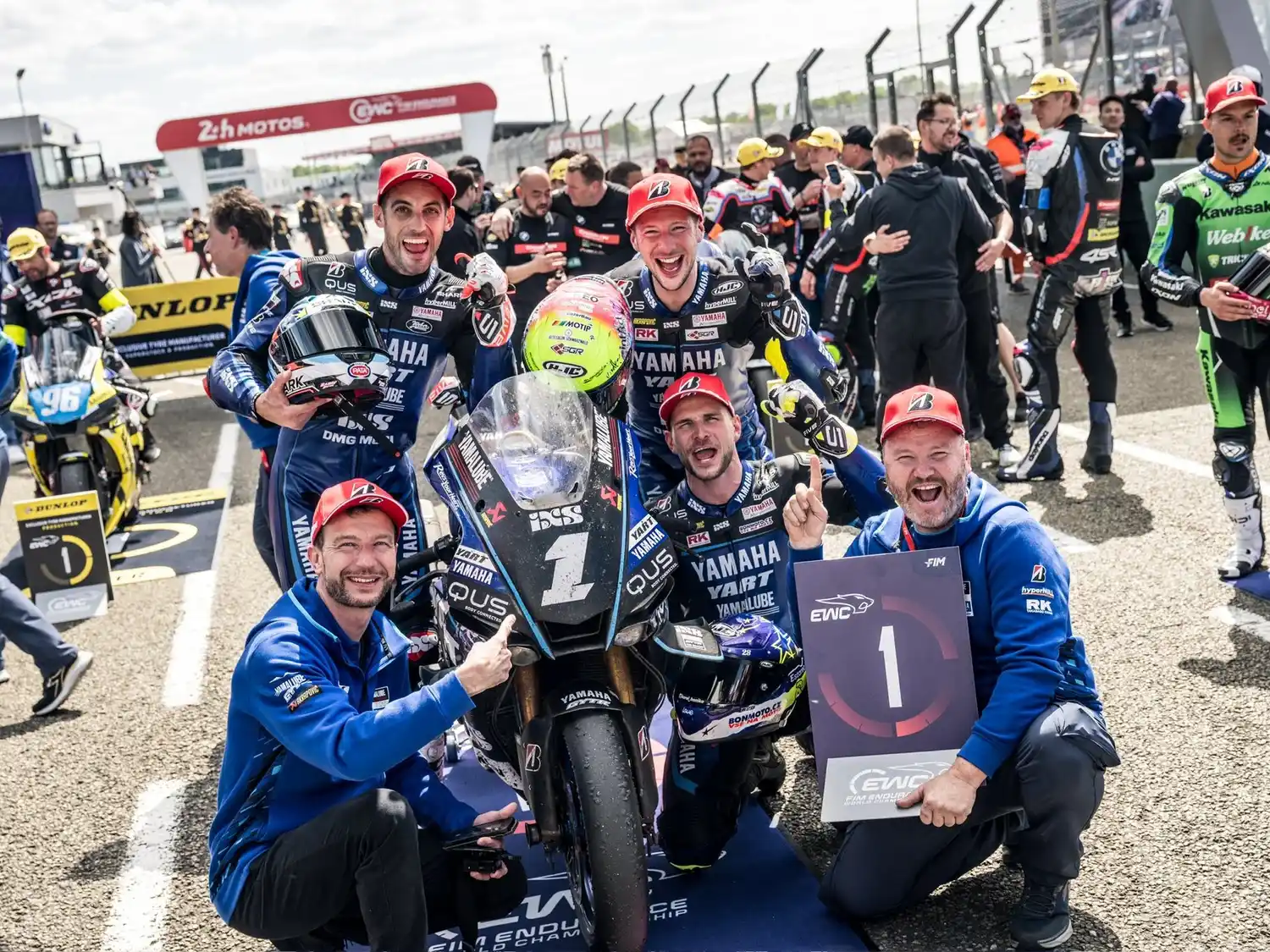 Celebra el equipo del argentina Tati Mercado en Le Mans. Foto: Gentileza Jorge Piccolo
