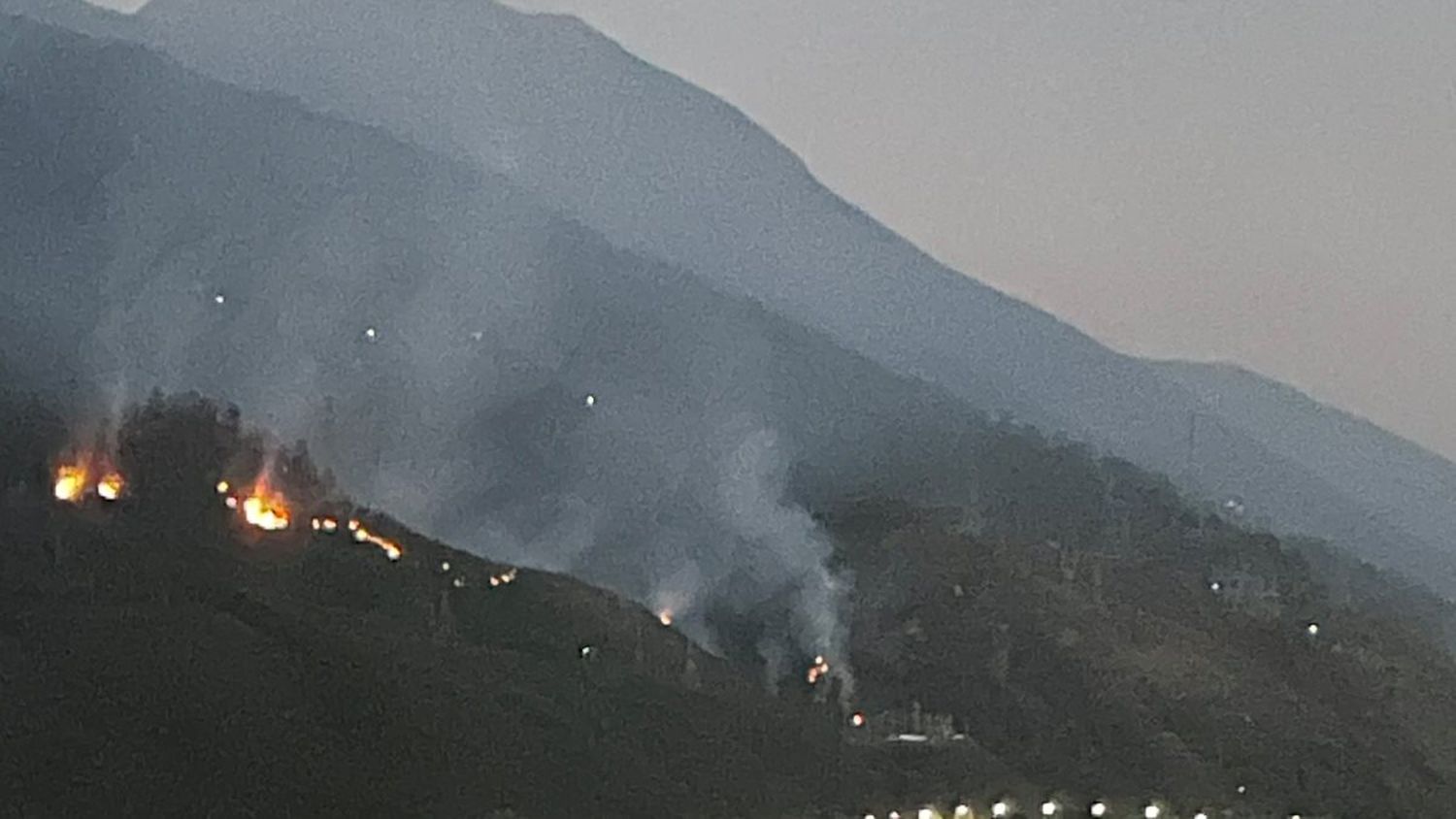 Voraz incendio se registró en el Parque Nacional Waraira Repano (Ávila) este 25Mar (VIDEOS)