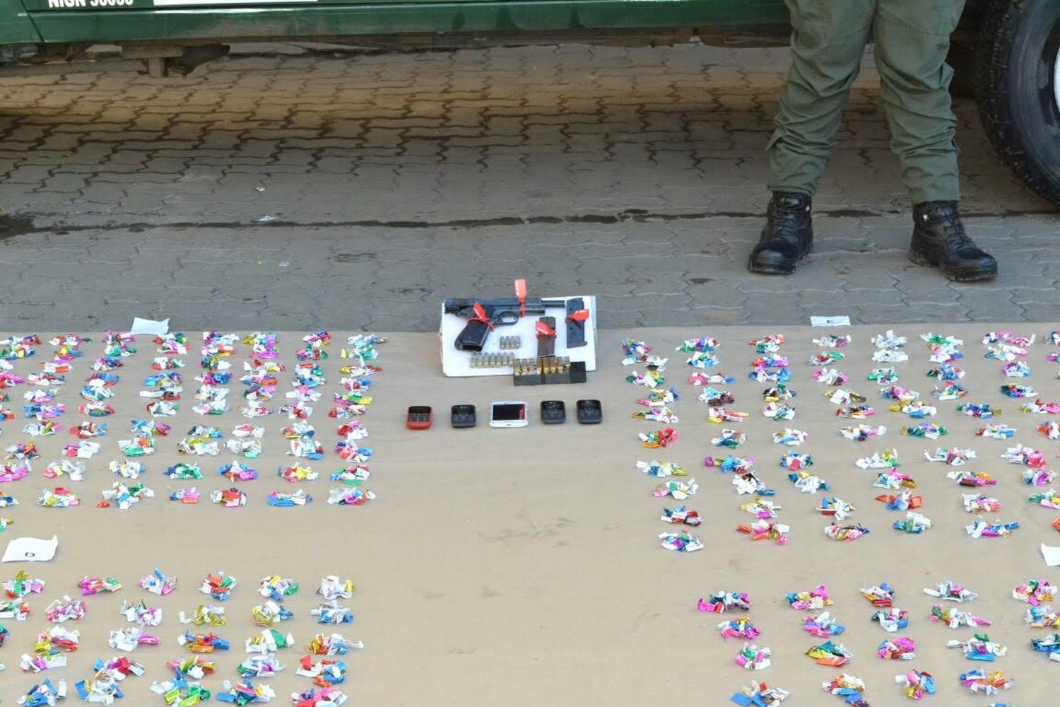 Operativo anti narco en Florencio Varela: Secuestran drogas, armas y dinero y hay tres detenidos