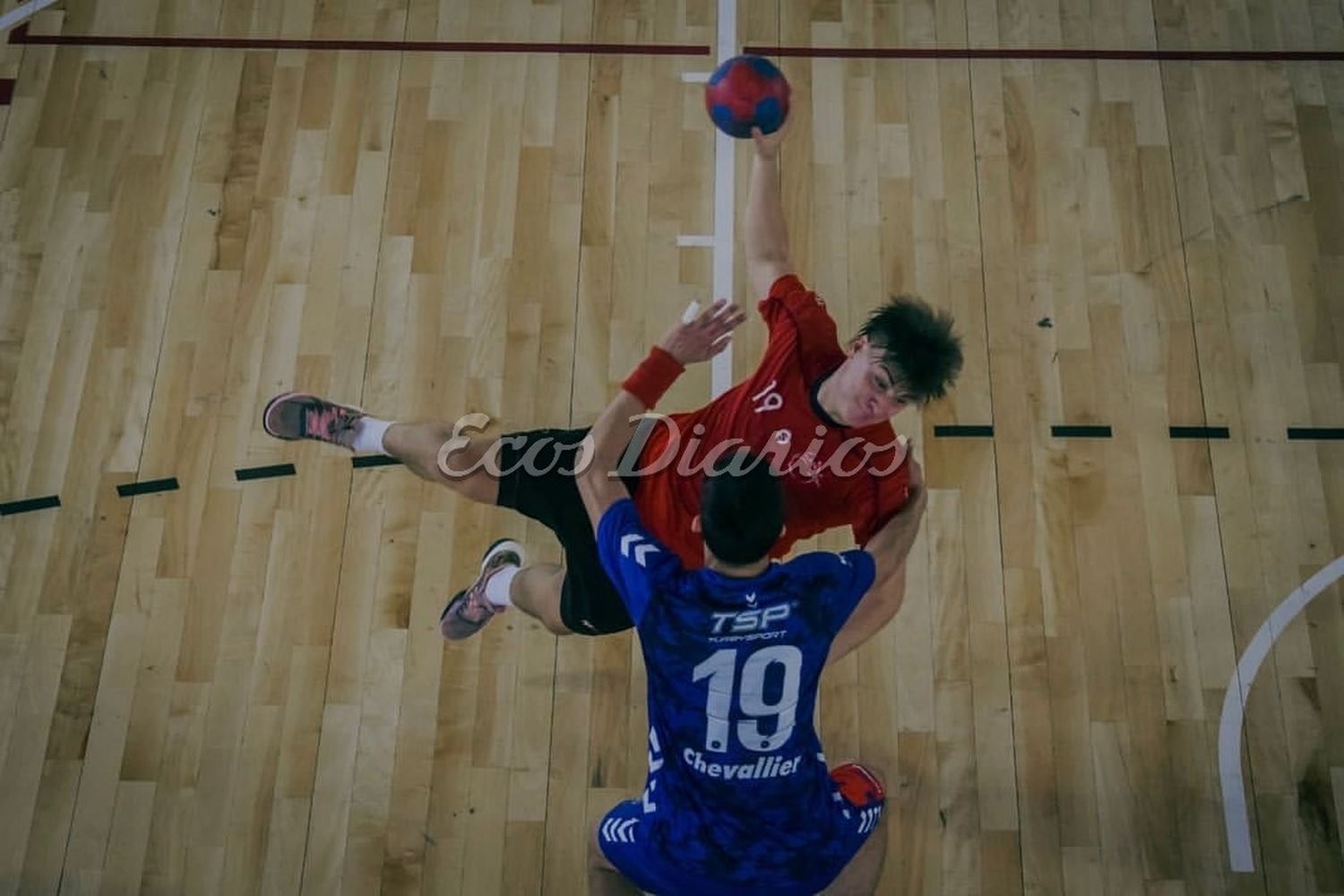 Felipe Blanco. Ensayando un disparo al arco sobre la marca de su rival