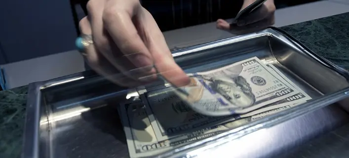 El dólar bajó y cerró la jornada en $28,41