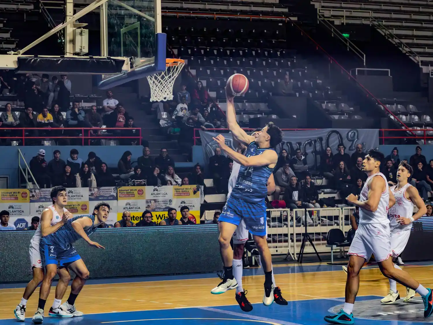 El equipo marplatense salió a la ruta y visita esta noche a Central Entrerriano por la Liga Argentina.