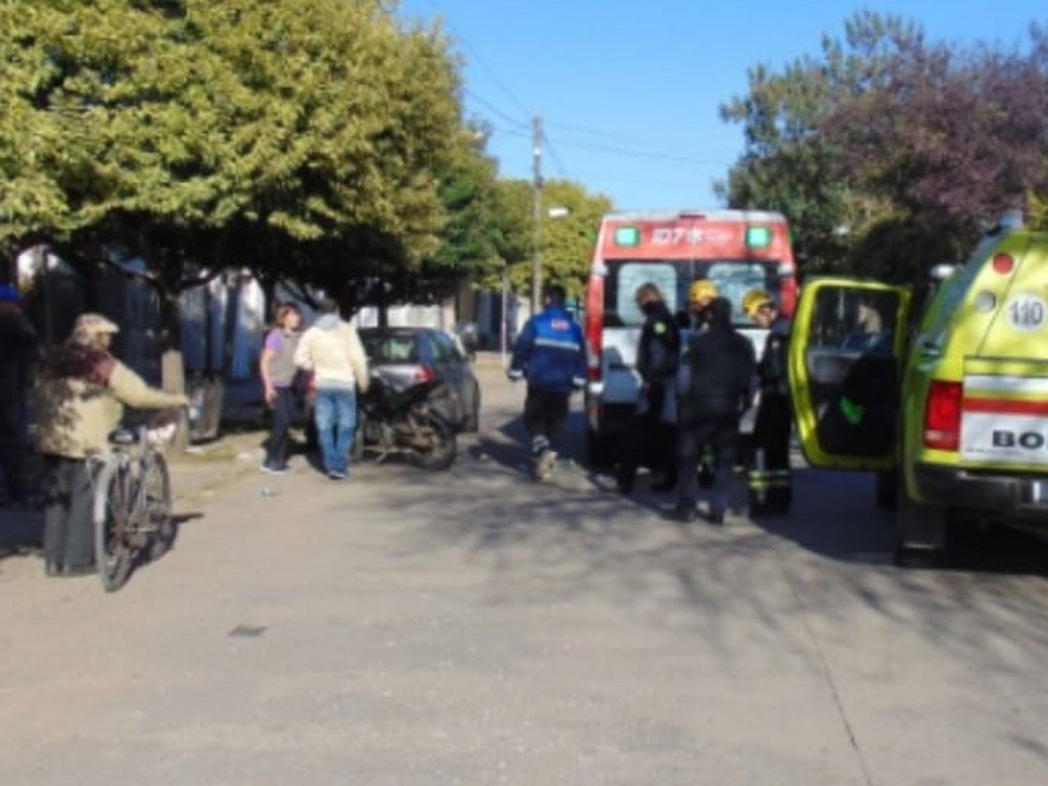 Bomberos y personal del SIES 107 atendieron al herido.