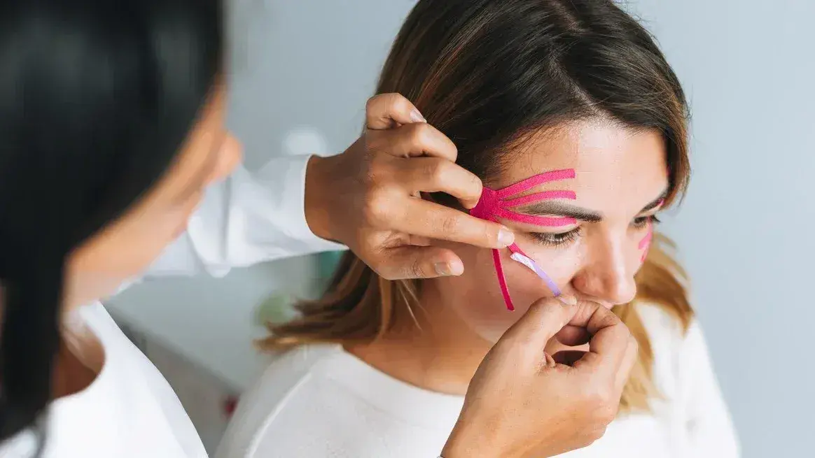 Face taping: qué es la técnica viral de las cintas en la cara y para qué sirve