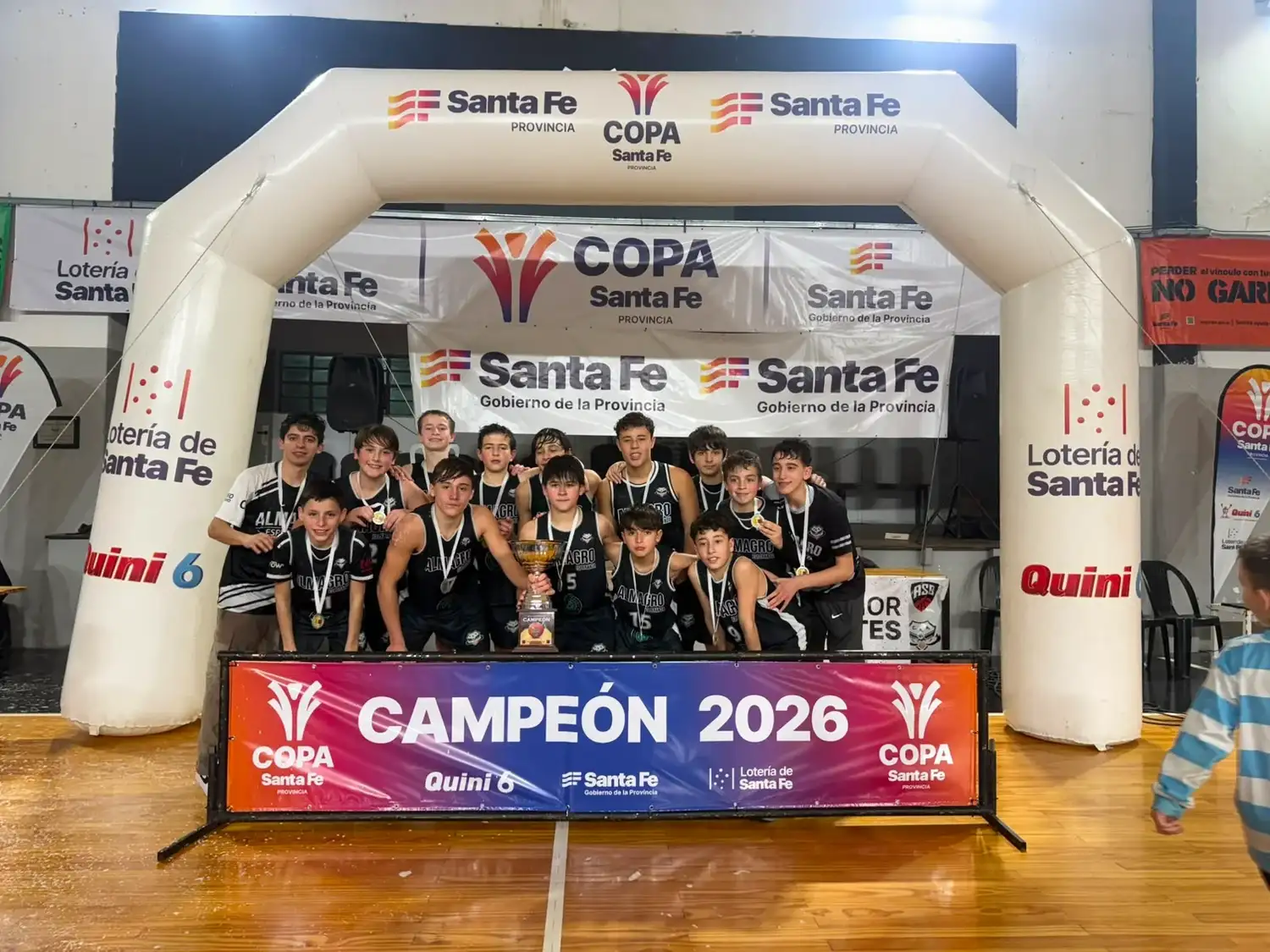 Almagro con la copa de campeón.
