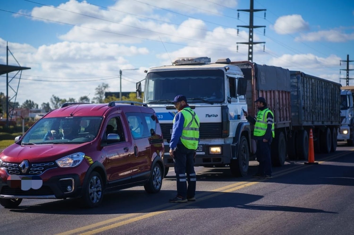 Además de conductores profesionales, se controlaron automóviles.