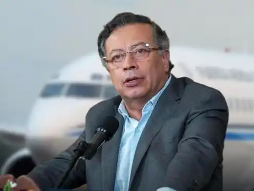 En ESPAÑA niegan combustible para el avión de Petro por estar en la "LISTA CLINTON"