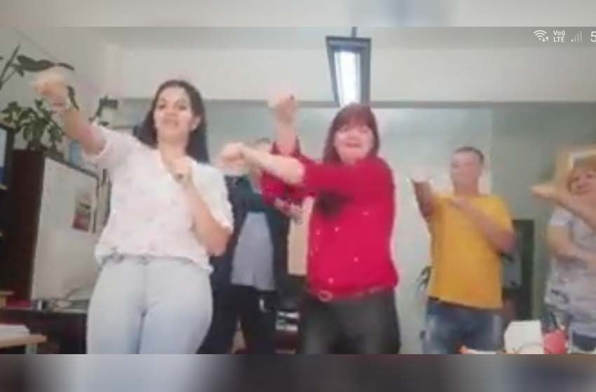 Funcionaria se grabó haciendo un video de Tik Tok en su oficina y fue despedida
