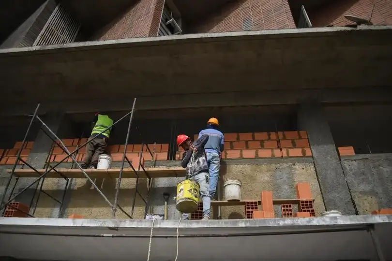 Tareas en el edificio Los Ojos de Chávez, afectado por los terremotos, en Caracas.