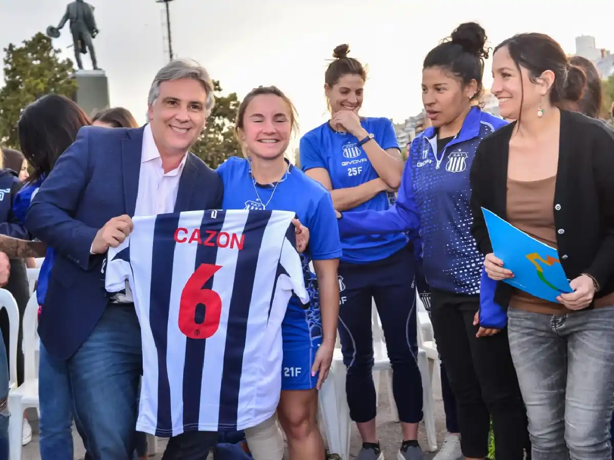 Llaryora impulsa el deporte femenino