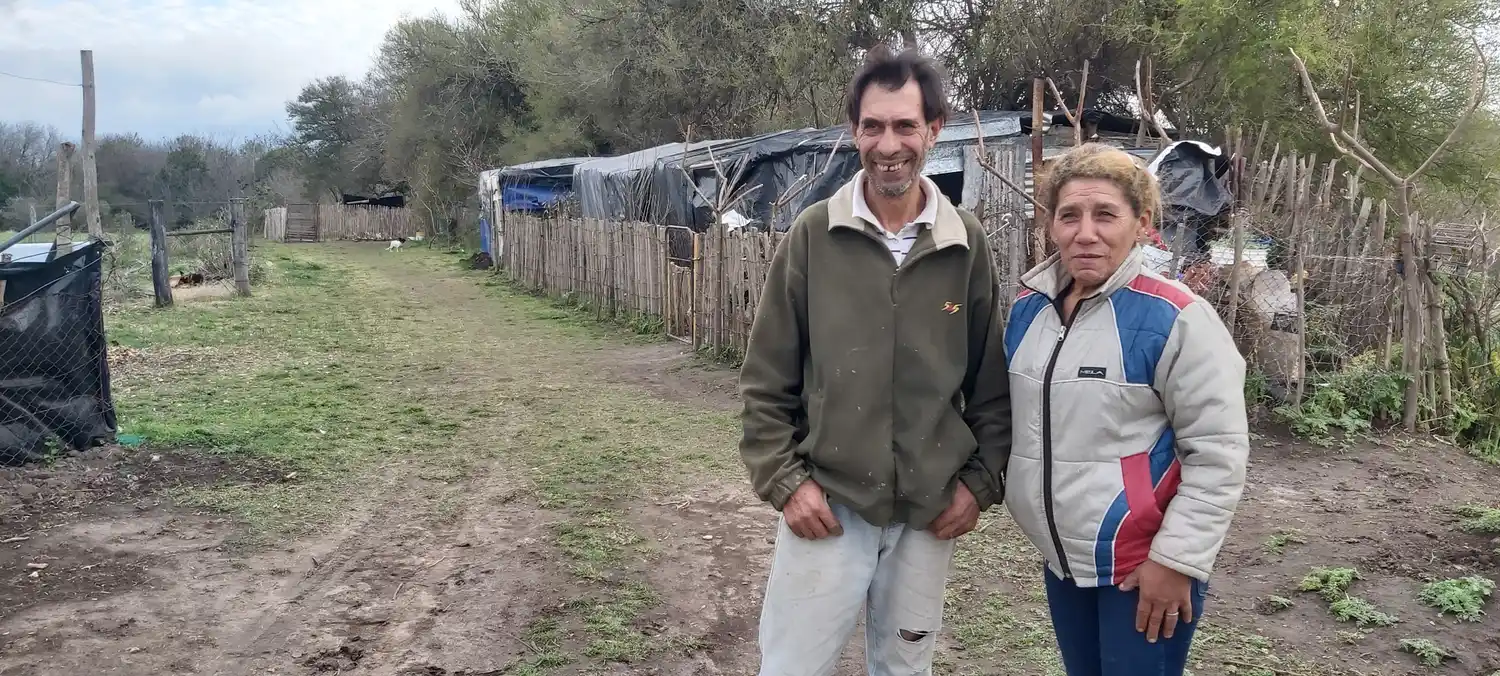 En una casa hecha de palos y polietileno, ocupan un terreno público en la curva de la Variante Joaquín Vivanco