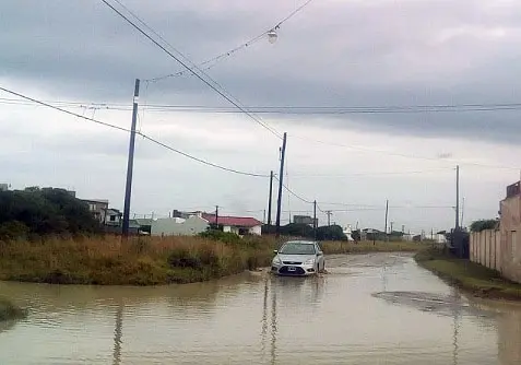 Calles anegadas y corte de energía, en otro día lluvioso